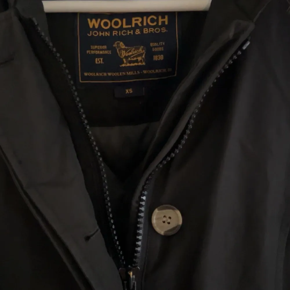 En woolrich jacka som inte längre kommer till användning. Jackan har både päls, drag kedja och knappar som är i good skikt. Storleken på jackan är XS men funkar också i S . Jackor.