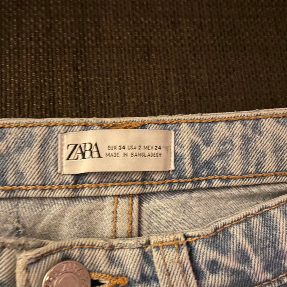 Säljer nu dessa Zara jeans då de inte kommer till användning längre. Jag skulle säga att dem är mid waist och i väldigt fint skick 💕 Storlek 34, sitter som storlek S ungefär 💕. Jeans & Byxor.