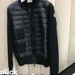 SÖKER - Söker en moncler cardigan i xxs-s, skriv gärna till mig om ni har en!! Helst i svart eller blå, och äkta! Betalar bra💕