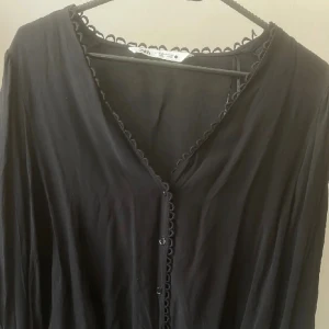 Zara blus - Söt blus från Zara! Svart, simpel men med fina detaljer längs knapparna och ärmarna. Skriv privat för fler bilder 🫶🏻