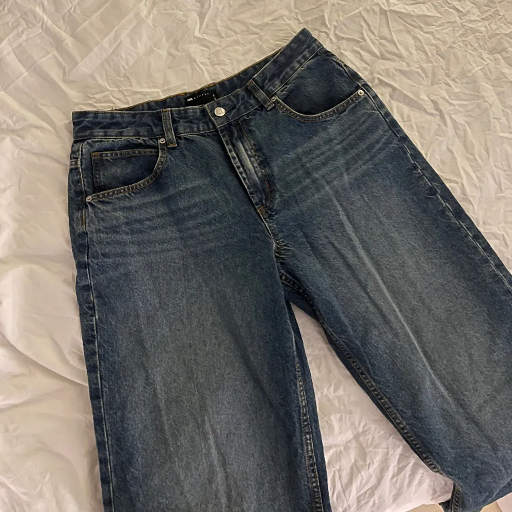 Asos design mellanblå bagge jeans i boyfriend-modell. Storlek 28-32. Aldrig använt. Nypris 519kr. Jeans & Byxor.