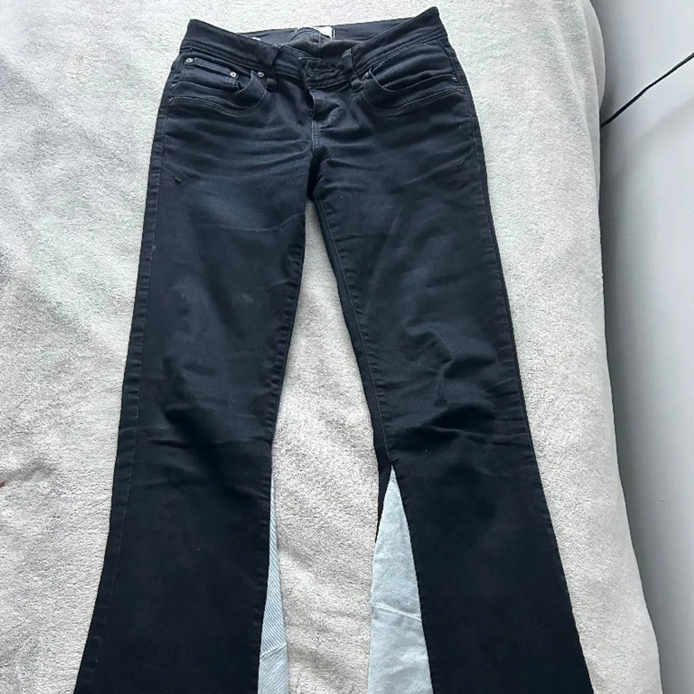 Säljer dessa super coola jeans från LTB som jag har sytt om själv! Såå coola och helt unika! Säljer ganska dyrt eftersom att jag har sytt om de själv 💕Skriv om ni har frågor eller vill ha fler bilder🫶🫶🫶. Jeans & Byxor.