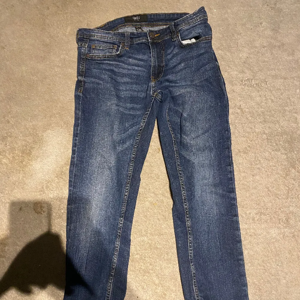 Tjena, blåa jeans storlek 29/30. Tyvärr glömt var dom är ifrån . Jeans & Byxor.