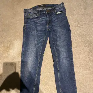 Tjena, blåa jeans storlek 29/30. Tyvärr glömt var dom är ifrån 