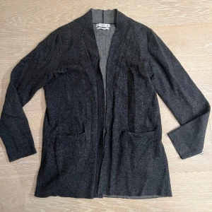 Mango kofta grå - Fin mörkgrå kofta från Mango. Varm och go, i fint skick. Storlek S.