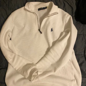 Ralph lauren half zip - Säljer en polo ralph lauren half zip i nyskick som jag vuxit ur. Inga skambud bara seriösa köpare.  Kontakta ifall det uppstår frågor🤝