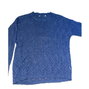 Virkad tröja - Mörkblå virkad tröja 