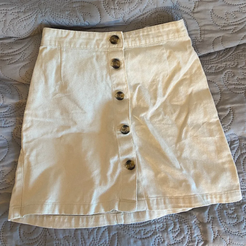 En ljus beige jeans kjol ifrån monki med 5 bruna mönstrade knappar. Storlek 32. Säljer då jag behöver pengar😊💗kontakta för fler bilder och frågor. Lämna gärna prisförslag! . Kjolar.