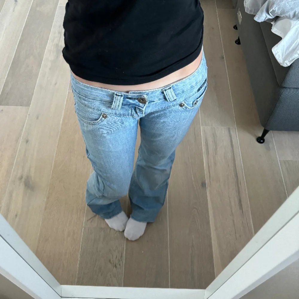 Super snygga lågmidjade bootcut jeans!  Innerben: 76  Midjemått: 36 rakt över Jag är 165💓. Jeans & Byxor.