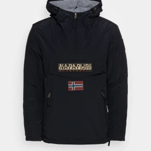 Napapijri svart vindjacka - Bra kvalite helt ny, använt en gång men den var för liten.Skön tyg, ull på insidan, funkar som höstjacka.