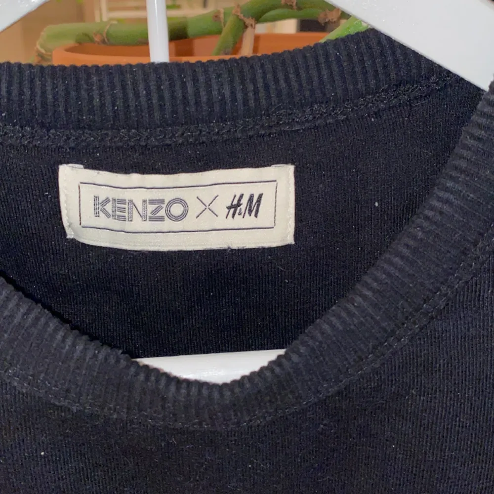 Sweatshirt i svart med broderat tryck från den exklusiva kollektionen Kenzo X HM. Använd fåtal gånger. Skön fleece på insidan. . Hoodies.