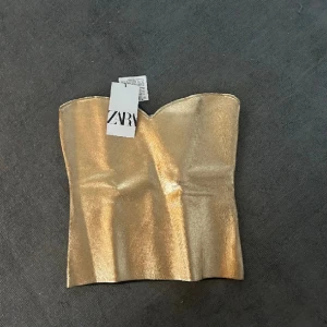 Gullig topp  - Säljer denna guldiga toppen från zara! 