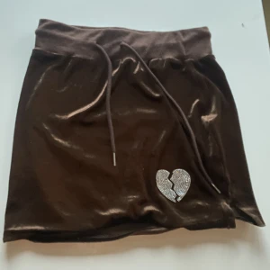 Brun miniskirt  - En jättefin brun minikjol som är stretchig och passar många