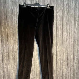 Liam Velvet Pants - JL Oanvänd. Köpt från JL Sample Sale. Storlek 54.