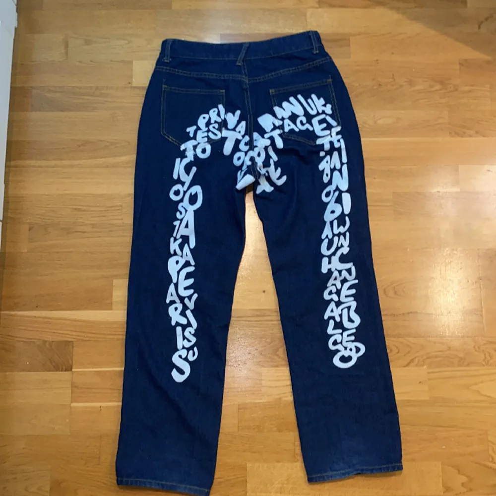 Säljer dessa baggy jeans som liknar evisu❣️storleken är XL men skulle säga att det är som L/M💕 använt bara nån gång så väldigt bra skicka!💗skicka om ni har frågor💋. Jeans & Byxor.