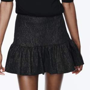Super fin Zara kjol med inbyggda shorts. Helt ny med lappar! Storlek M men passar S/M