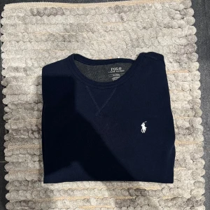 Ralph Lauren Sweatshirt // Tröja - Snygg marinblå Sweatshirt från Ralph Lauren i fint skick, storlek M