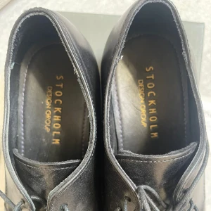 Oxfordsskor från STOCKHOLM - Ett par oxfordskor från märket Stockholm. Enbart använda en gång för ett bröllop så i absolut nyskick! Storlek 48