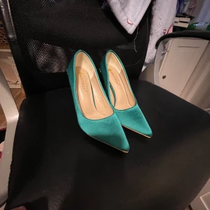 Gröna klackar med silverdetaljer - hejj!! köpte dessa i tron om att jag skulle kunna ha dem på balen i år men tyvärr är de för små för mig. aldrig använda utan enbart testade.☺️de är storlek 39 och jag har själv 39 men skulle säga storlek 37-38 är mer korrekt. 