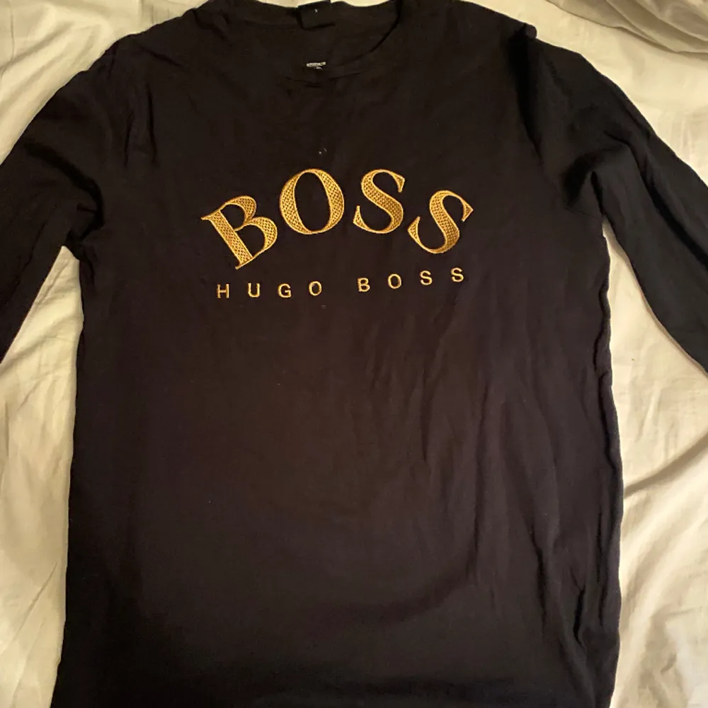 Hugo Boss långärmad tröja som jag aldrig använder mer, kanske använd 3 gånger.  Skick 10/10 Vid fler frågor och pris, skriv!. Tröjor & Koftor.