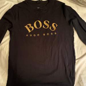 Hugo Boss långärmad tröja som jag aldrig använder mer, kanske använd 3 gånger.  Skick 10/10 Vid fler frågor och pris, skriv!