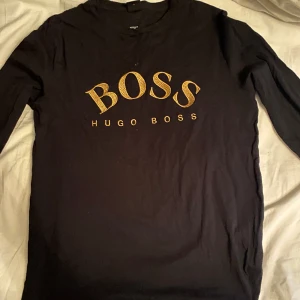 Hugo Boss Tröja - Hugo Boss långärmad tröja som jag aldrig använder mer, kanske använd 3 gånger.  Skick 10/10 Vid fler frågor och pris, skriv!