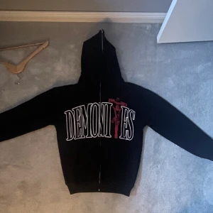 Demonites fullzip - Säljer nu denna coola demonites hoodie eftersom jag inte använder den särskilt ofta. Den är inte använd många gånger och i väldigt bra skick. OBS den är insydd i midja och ärmar för att få den mindre och sitter nu som en lite större M
