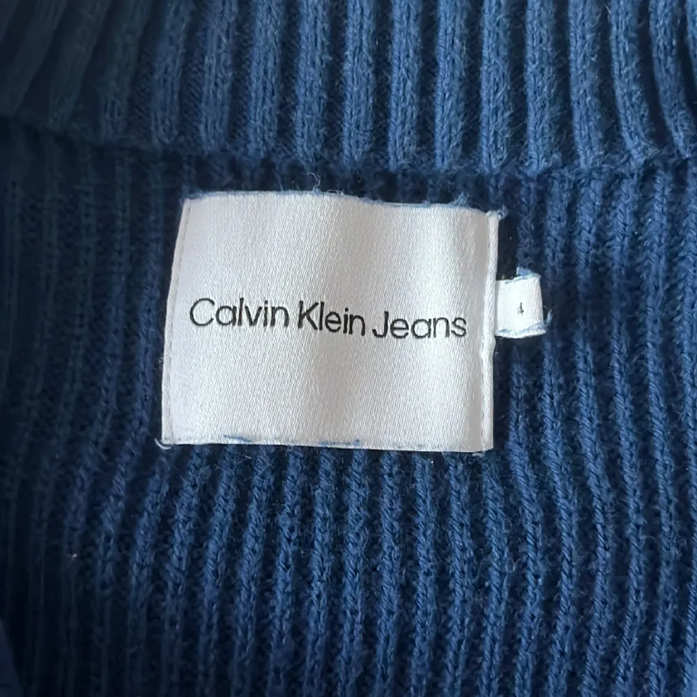 Säljer en Calvin Klein half zip sick 8-10 använt den typ 15 gånger pris kan diskuteras.Den sitter lite löst på mig och jsg är typ 160 hör av dig vid funderingar.. Hoodies.