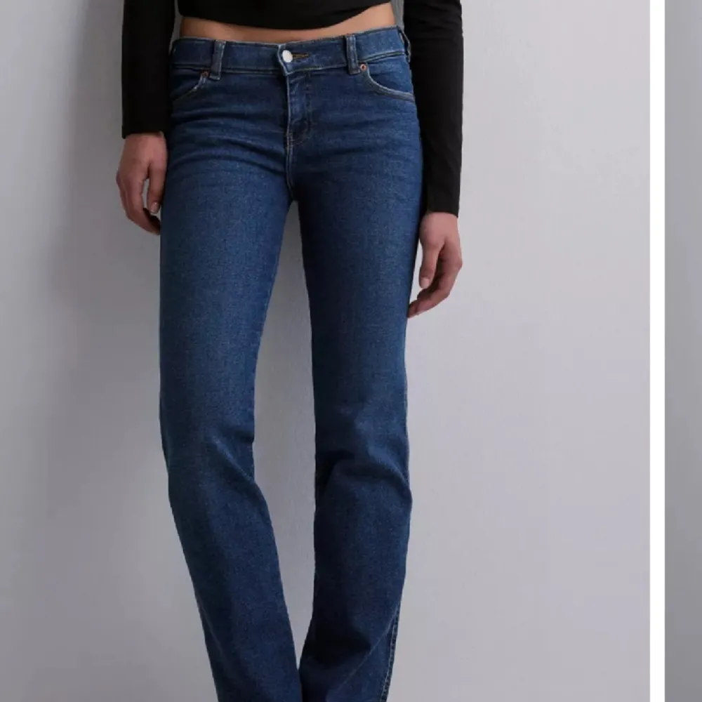 Jeans från dr denim. Använda fåtal gånger och inga defekter. De är väldigt stretchiga och mjuka i materialet. Längd 32. Nypris 699kr . Jeans & Byxor.