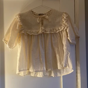 Blus från zara  - Jätte fin tröj/blus från zara i storlek s, den är i toppen skick och är andvänd ca 5 gånger. Jag tror jag köpte en för runt 350 och säljer för 250
