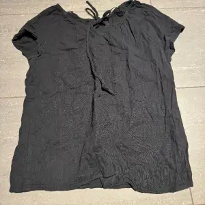 Superfin T-shirt i linnetyg med knytning framtill🩷🩷aldrig anvönd