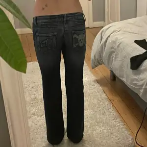 Säljer dessa skitsnygga bootcut jeans som tyvärr inte kommer till användning då det är för korta på mig( jag är 164cm lång) ❤️
