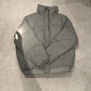 Fear of god ESSENTIALS puffer jacket - Oversized. Used but fine condition, some marks from wearing. Its reflective when exposed to camera flash (3 pic)