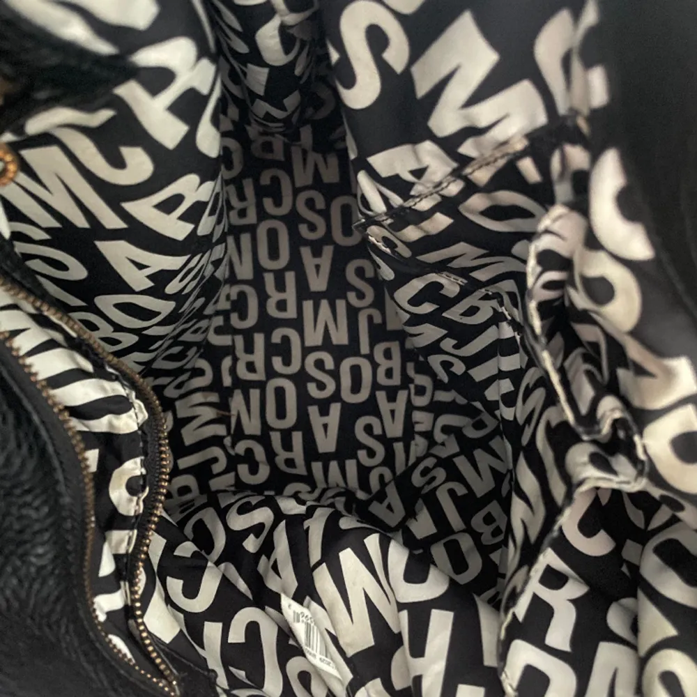 Fin och rymlig Marc Jacobs väska som är i bra skick!! Säljer då jag har köpt en ny väska, har kvitto som äkthets bevis. Väskor.