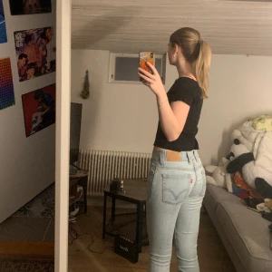 Vintage lågmidjade Levis byxor  - Säljer min vintage lågmidjade Levis byxor, storleken är ungefär 26 i midja och 32 i längd. Säljer för 200 