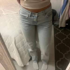 Superfina lågmidjade jeans ifrån Gina i storlek 32 men passar även en 34❤️