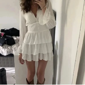 Vit Zara klänning - Säljer denna super fina klänningen från Zara då den inte kommer till användning.  Aldrig använt den, endast testad.  Perfekt till student eller liknade Skriv om ni har några fler frågor💕
