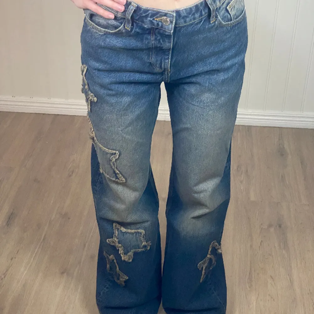 Skitsnygga baggy jeans med stjärnor i storlek 34 från bershka. Säljer då de var lite stora på mig i midjan. (Skulle passa nån som är lite längre än mig på 160 cm för att dem även var lite för långa på mig.) I princip oanvända så i nyskick. 🎀. Jeans & Byxor.