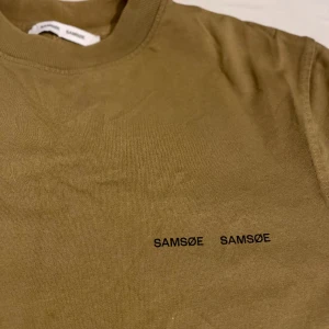 Samsøe samsøe t-shirt - Samsoe samsoe t shirt med ryggradssömn. Grym kvalitet och i bra skick.   Storlek m // normal i storleken.  