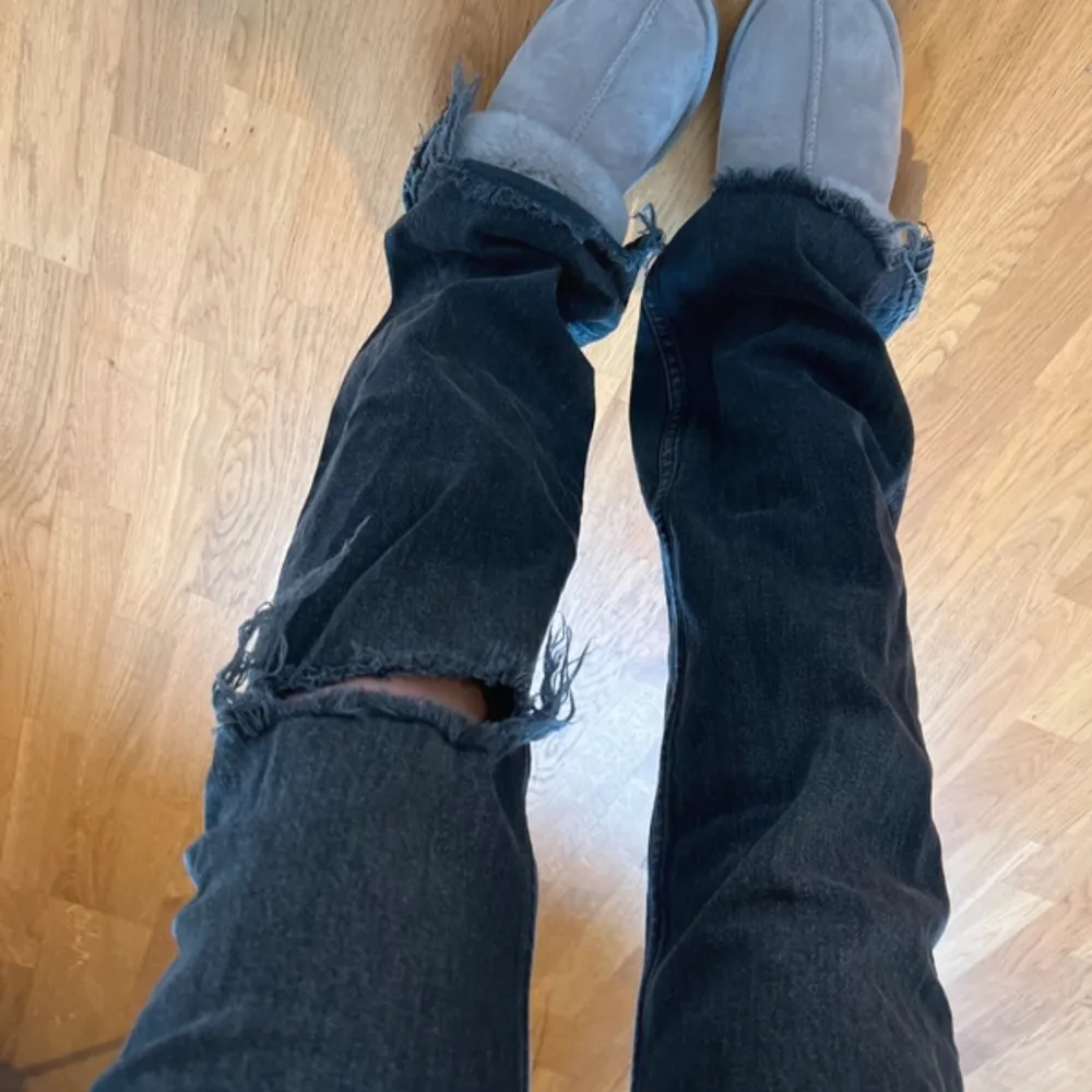 Super snygga jeans med hål. Nästan aldrig använda. Säljer då dom har blivit för små för mig💕. Jeans & Byxor.