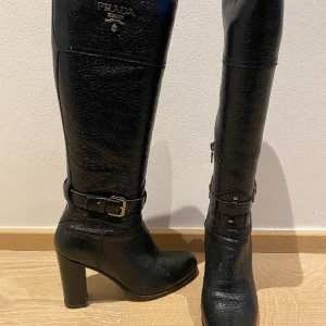 Prada stövlar - Inköpta i London från Prada store. Kvitton finns ej kvar. Välanvända men mycket bra skick. Så snygga men jag är tyvärr för stor om vaden för dem nu