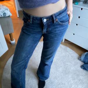 Assnygga monki jeans i storlek 32, midjemåttet är 36 cm tvärs över! Skitcool ficka, säljer pga att de ej kommer till användning längre.