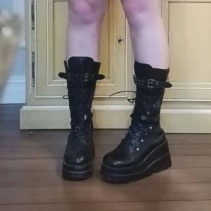 Gothic skor - Så dessa skorna har jag använt några gånger när jag va i min "Emo fas" och har ingen nytta av dem längre! Dem är i storlek 39. Dem gör att man blir lite längre och är väldigt lätta att gå i! För mer info skicka meddelande till mig! (Lägg prisförslag)