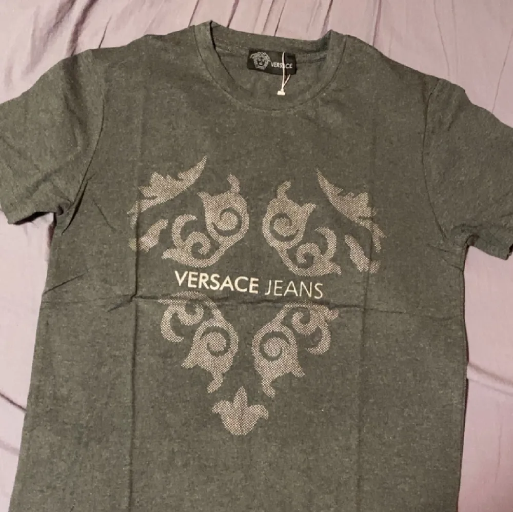 Grå Versace tröja Säljs. T-shirts.