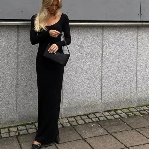 Långklänning  - Svart långklänning, så skönt material! Går ända ner till fötterna på mig som är 170cm lång. Storlek S! Men är stor i storlek🖤använd vid endast 1 tillfälle!