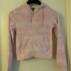 Rosa huvtröja med dragkedja från Hm. - Storlek:XS Jättefin huvtröja med dragkejdja från HM. Sitter tight. Använd fåtal gånger.  