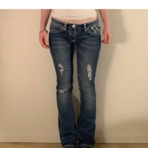 True religion jeans  - Lågmidjade bootcut jeans från true religion🫶🏼midjemåttet är ca 42 cm rakt över och innerbenslängden 81 cm, hon på bilden är 174!  Bara att höra av sig vid frågor! 🫶🏼