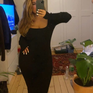 Lång ribbad svart klänning - Lång ribbad svart klänning med lite tjockare material som är perfekt för nu i vintern:) 
