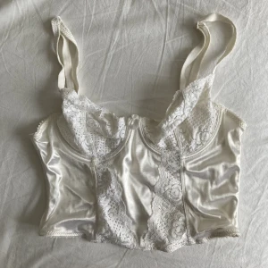 Korsettopp - korsettopp med B-kupor. så fin men för liten för mig!