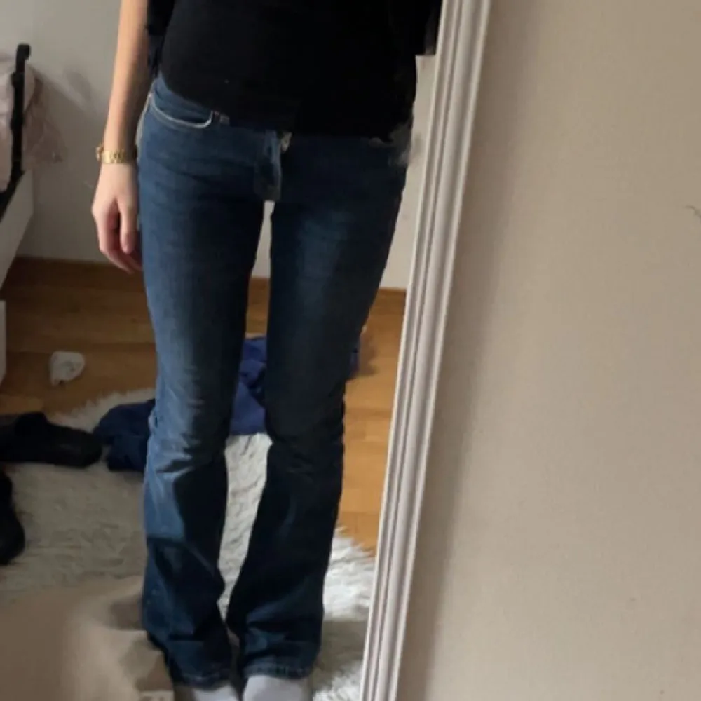 Säljer mina lågmidjade jeans från gina. Dom är stretchiga och jättesköna och passar mig som är 165. Nypris ligger på 500kr💗. Jeans & Byxor.